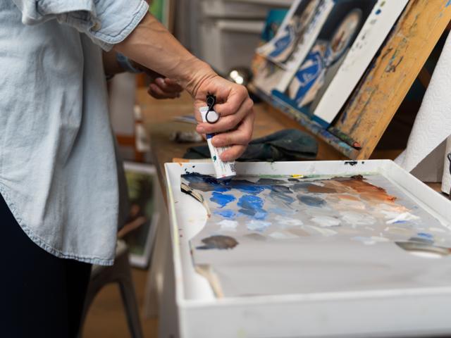 Color photo: squeezing paint onto the palette tray