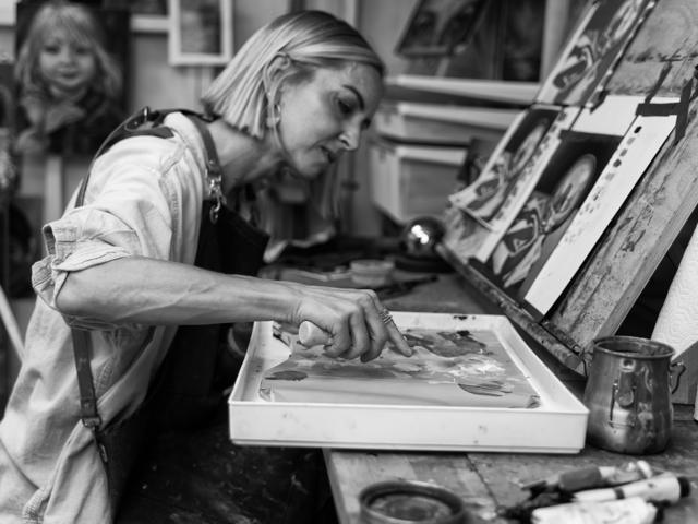 Black and white photo: blending tones on the palette