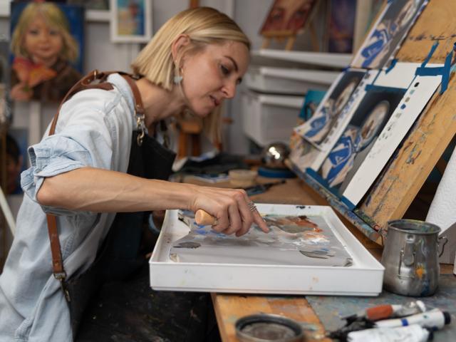 Color photo: blending tones on the palette