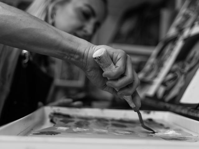Black and white photo: fine blending with a palette knife